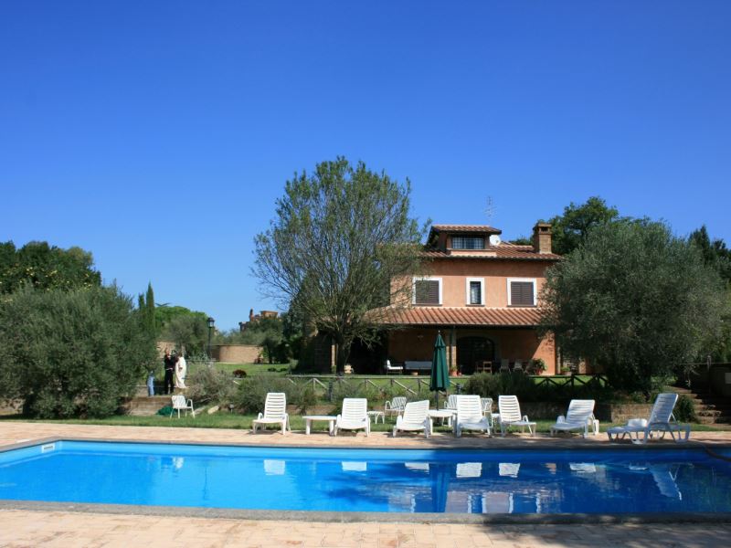 Villa Iris, sleeps 9, private pool, walk to village, accessible to Rome