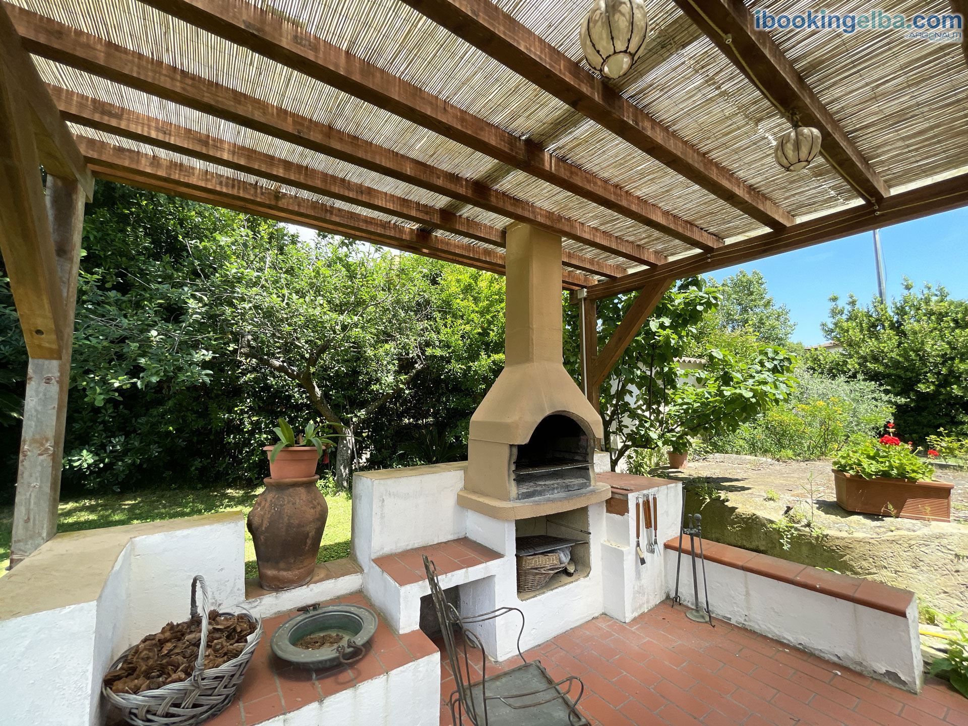 Appartamenti Adriana - Gazebo con tavolo e barbecue