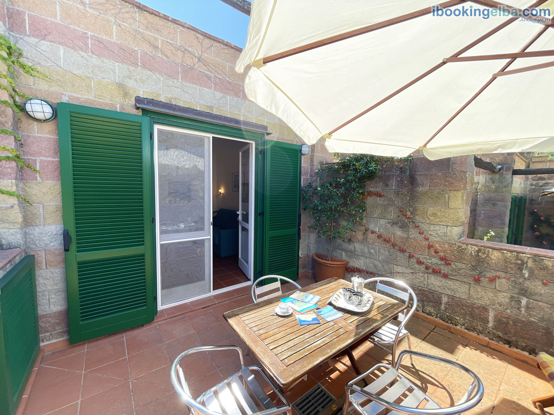 Sant'Anna del Volterraio - I Lecci 3 - Patio attrezzato con tavolino e sedie
