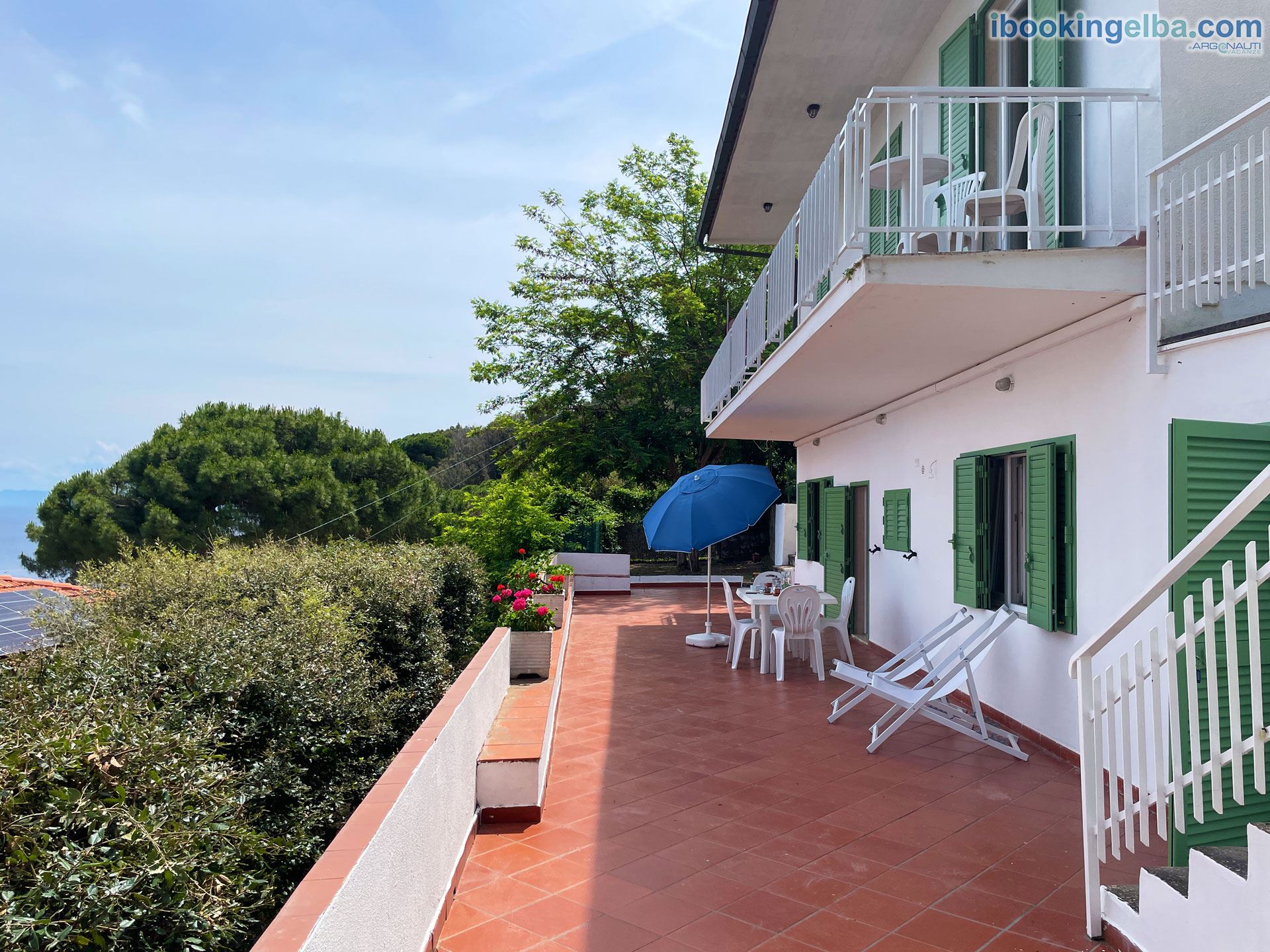 Villa il Porticciolo - (piano terra) ingresso in appartamento 2, dalla veranda vista mare