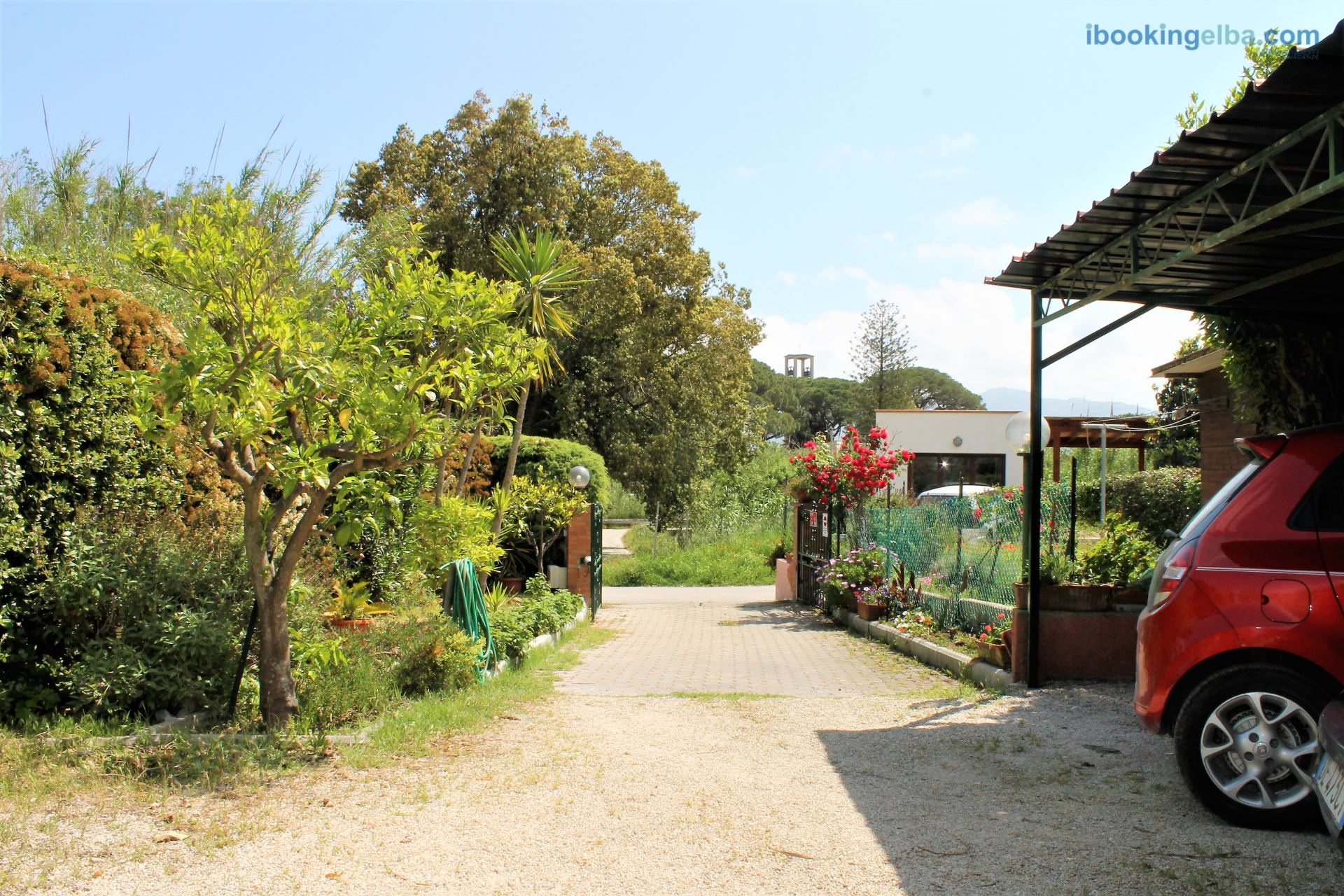 Parcheggio coperto e Giardino