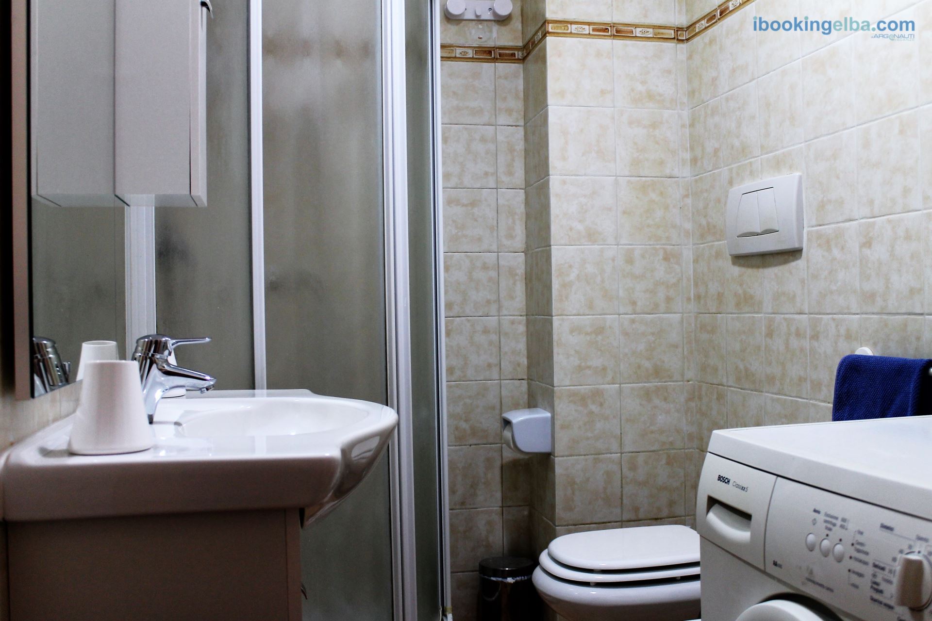 Bagno con box doccia e lavatrice