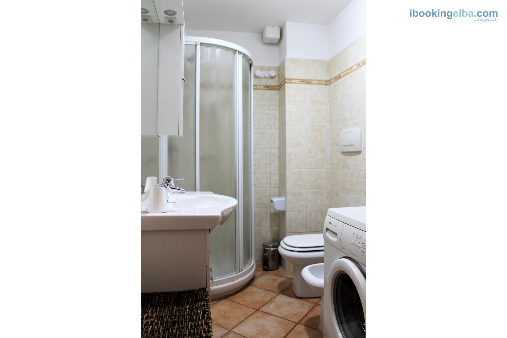 Bagno con box doccia e lavatrice