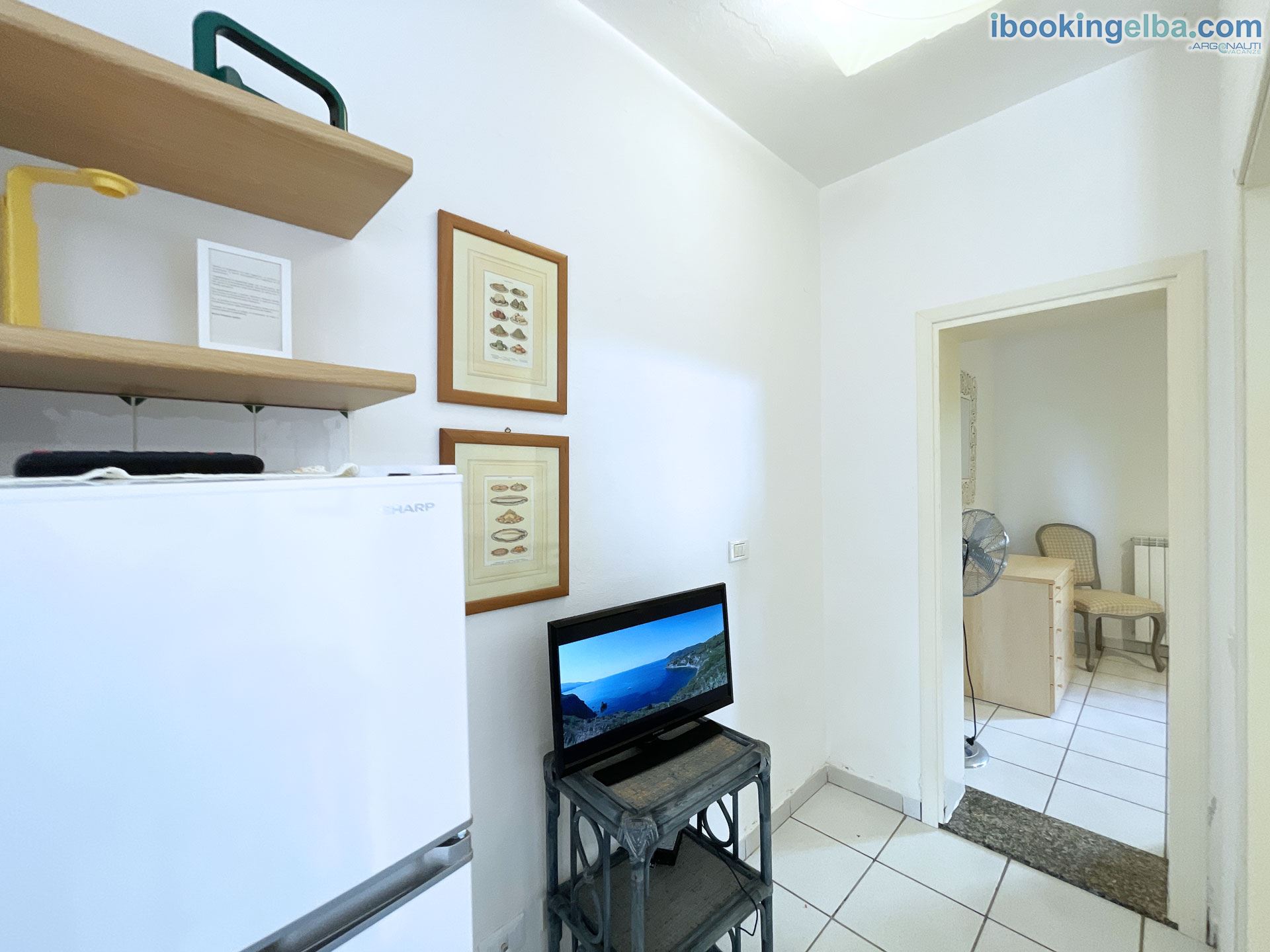 Bilocale (4) - Soggiorno con Ingresso alla Camera Matrimoniale