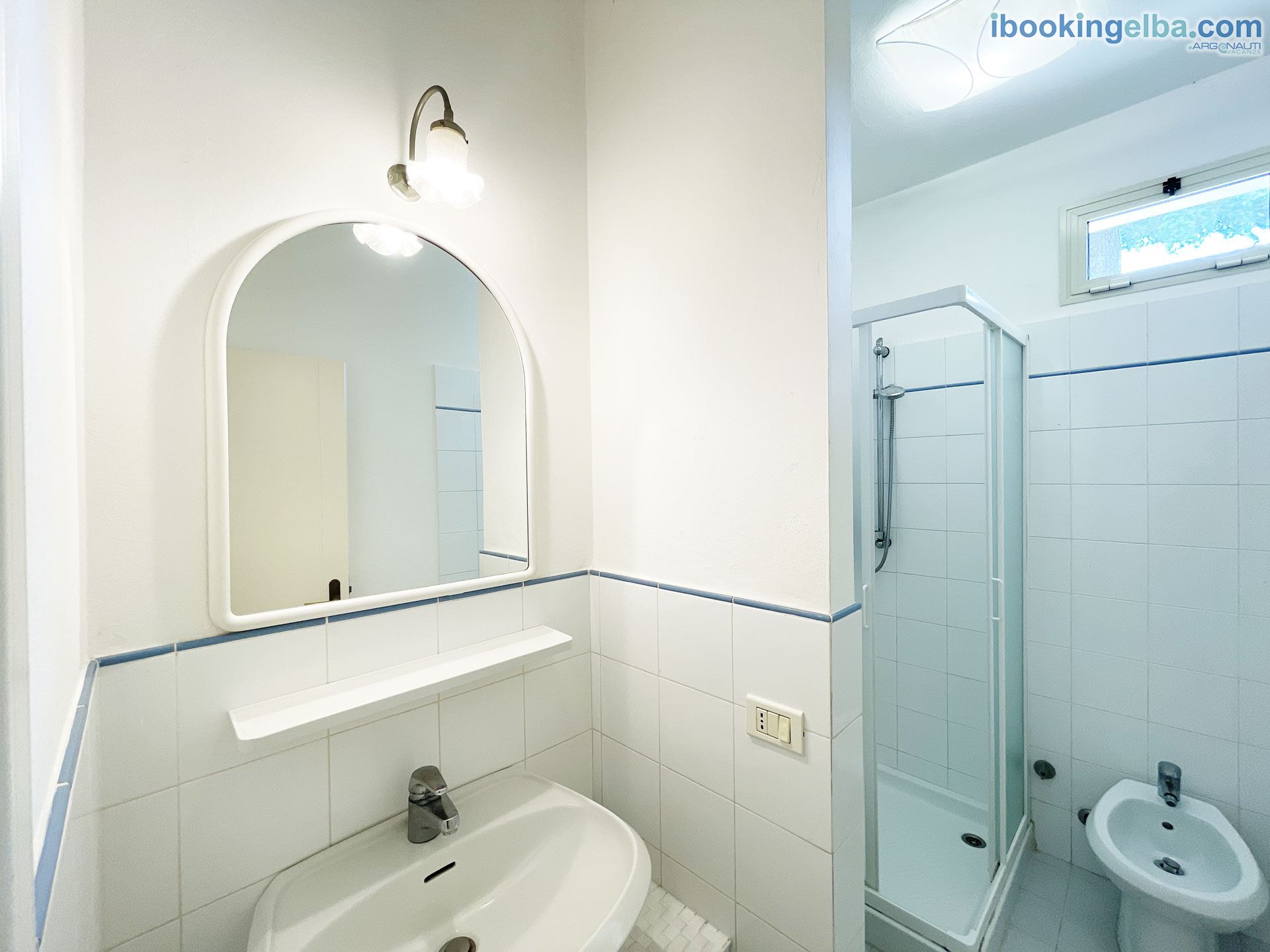 Bilocale (4) - Bagno con Box doccie e Piccola Finestra