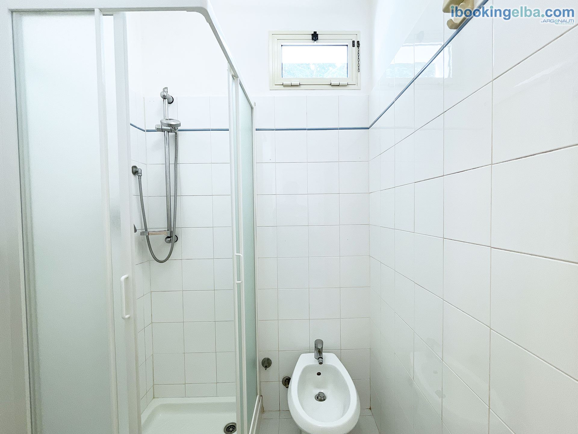 Bilocale (4) - Bagno con Box doccie e Piccola Finestra