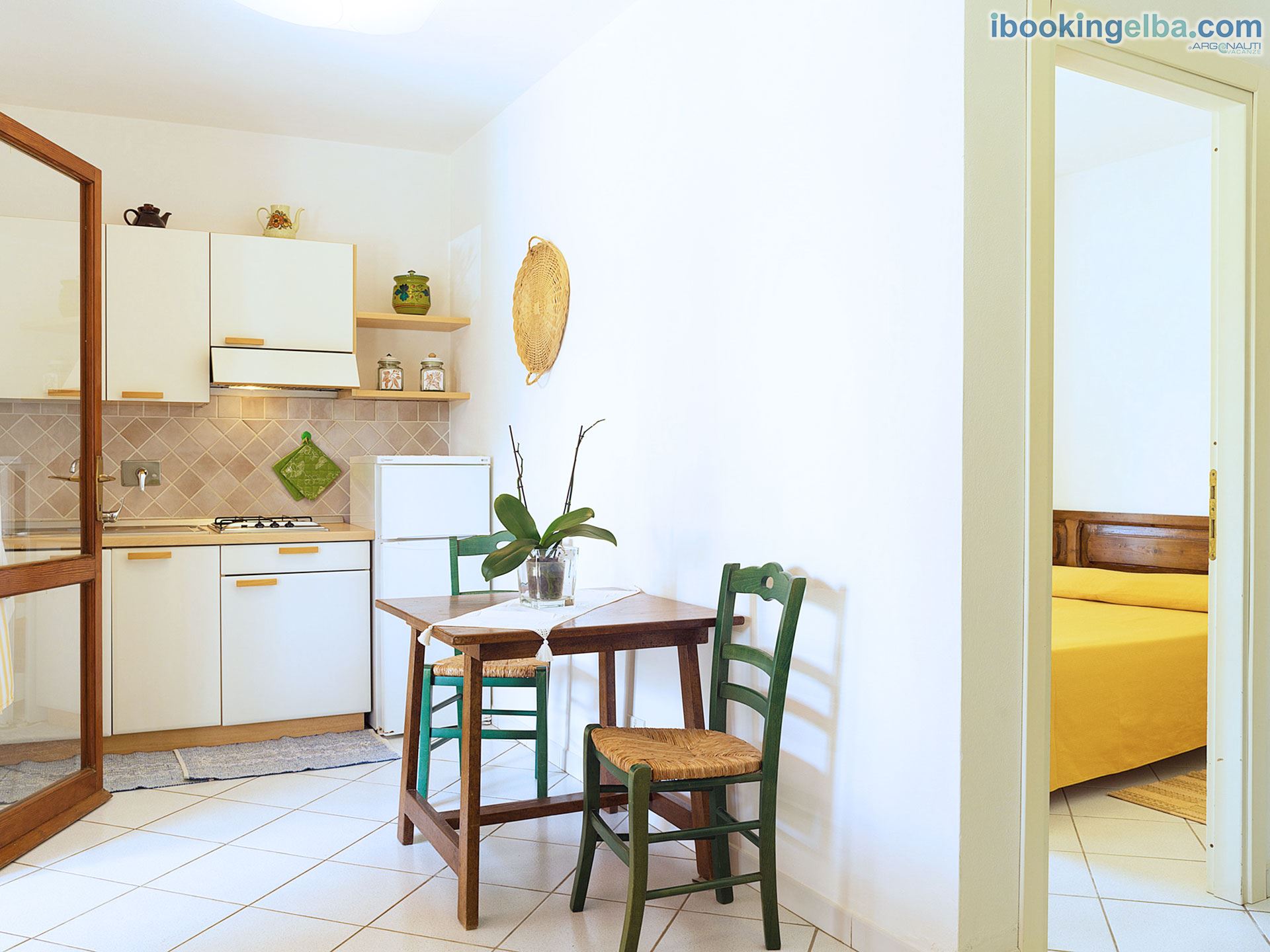 Bilocale (5) - Vista della Cucina con Angolo Cottura e Camera Matrimoniale