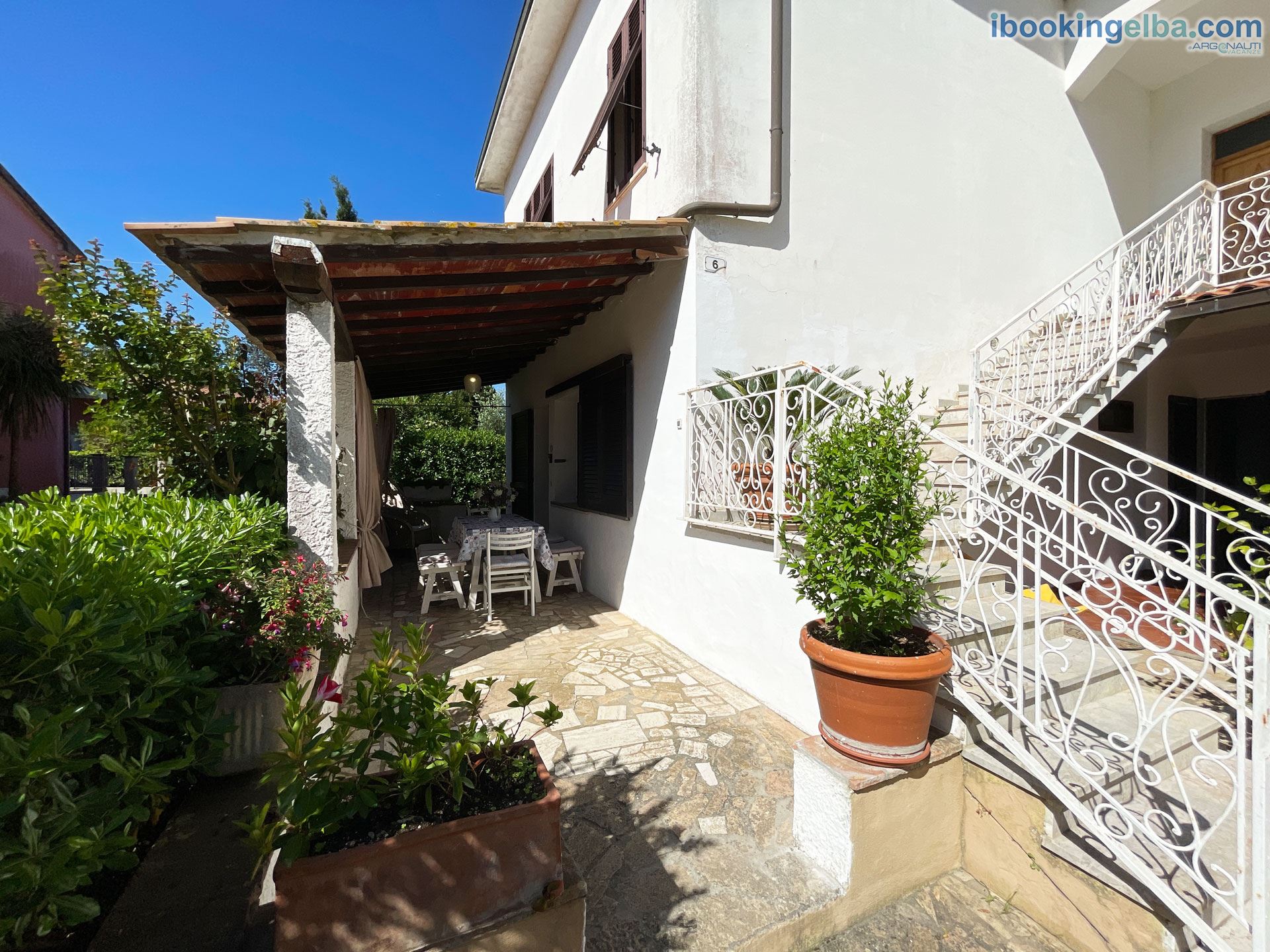 Bilocale (5) - Ingresso dalla veranda con zona pranzo
