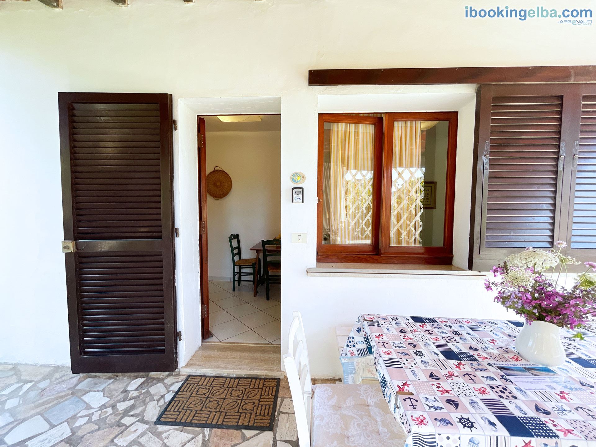 Bilocale (5) - Ingresso in appartamento dalla veranda