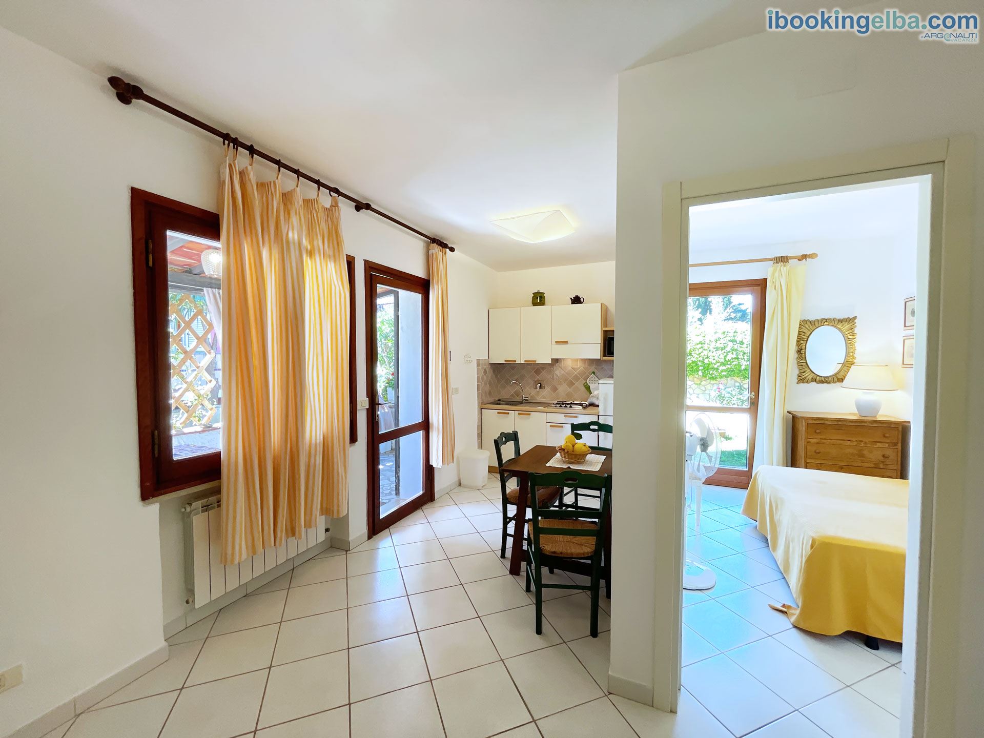 Bilocale (5) - Vista della Cucina con Angolo Cottura e Camera Matrimoniale