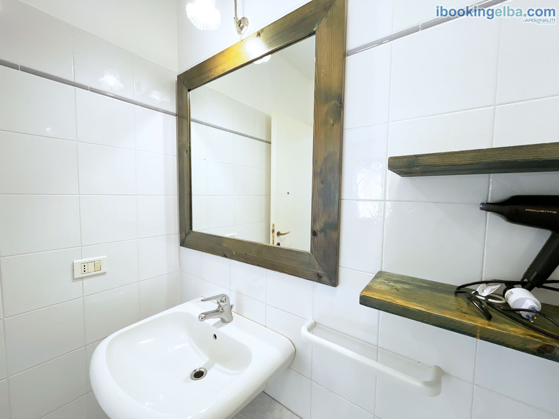 Bilocale (5) - Bagno con doccia, particolare decorativo