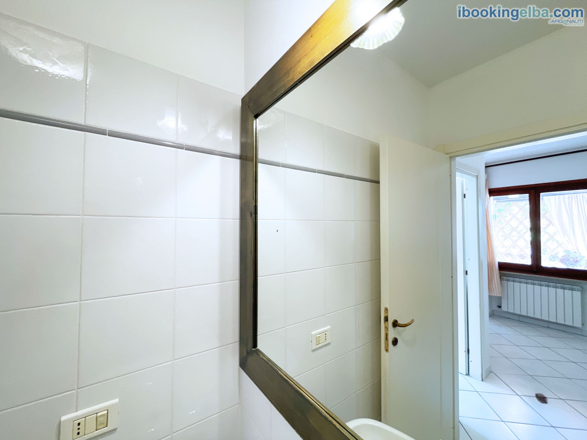 Bilocale (5) - Bagno con doccia, particolare decorativo