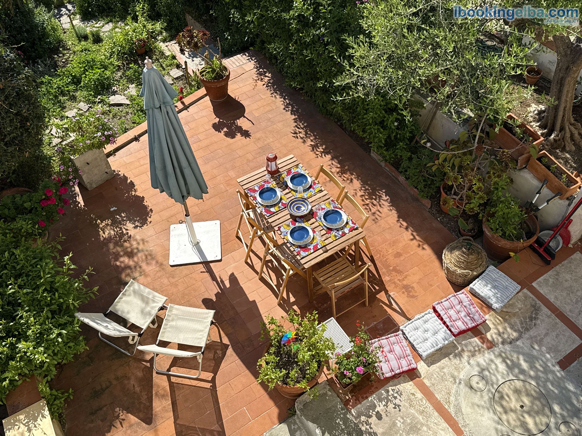 Angoli del Mare - Spazio esterno con vista mare attrezzato con tavolino, ombrellone, sedie e sdraio