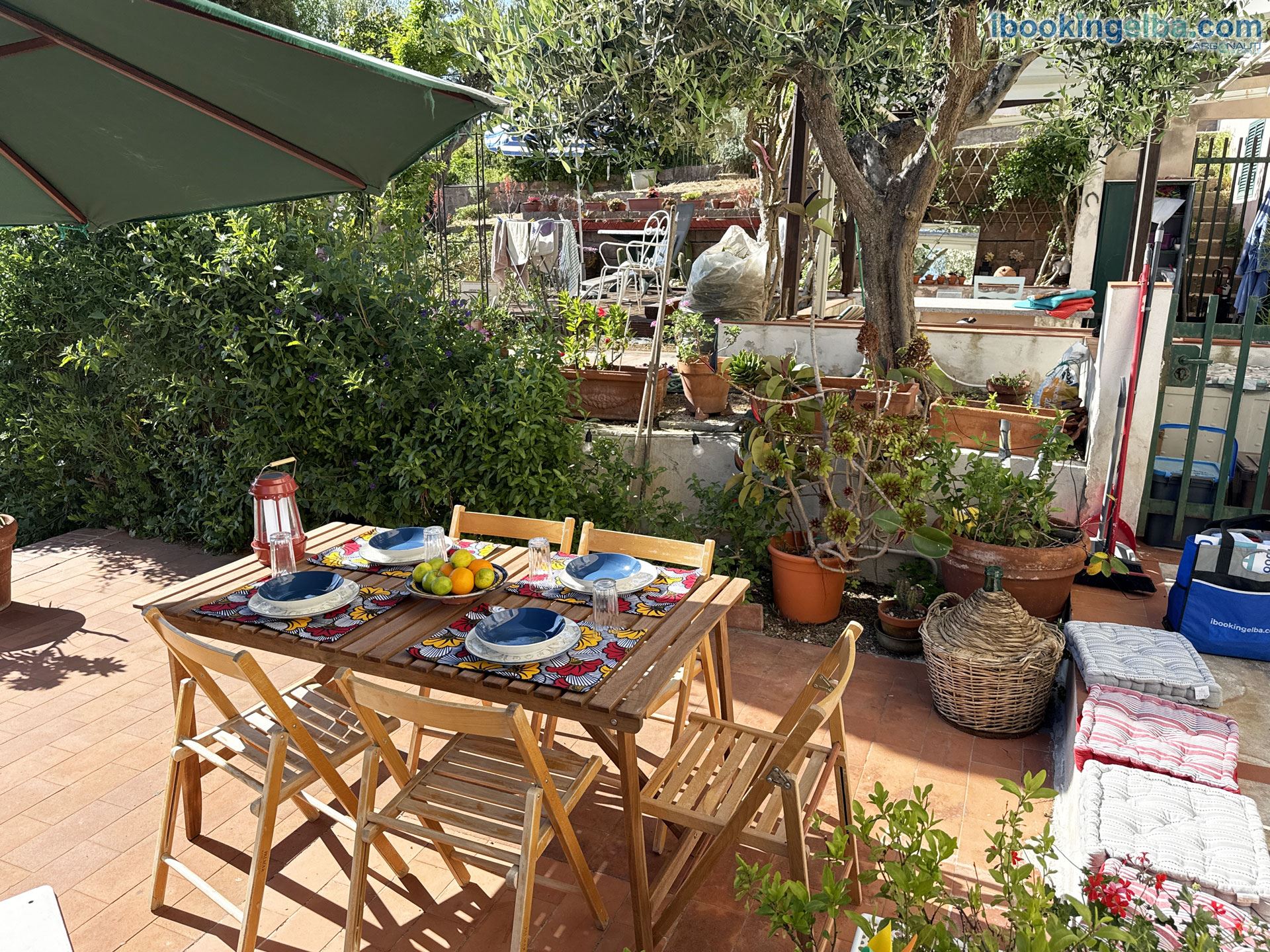 Angoli del Mare - Spazio esterno con vista mare attrezzato con tavolino, ombrellone, sedie e sdraio