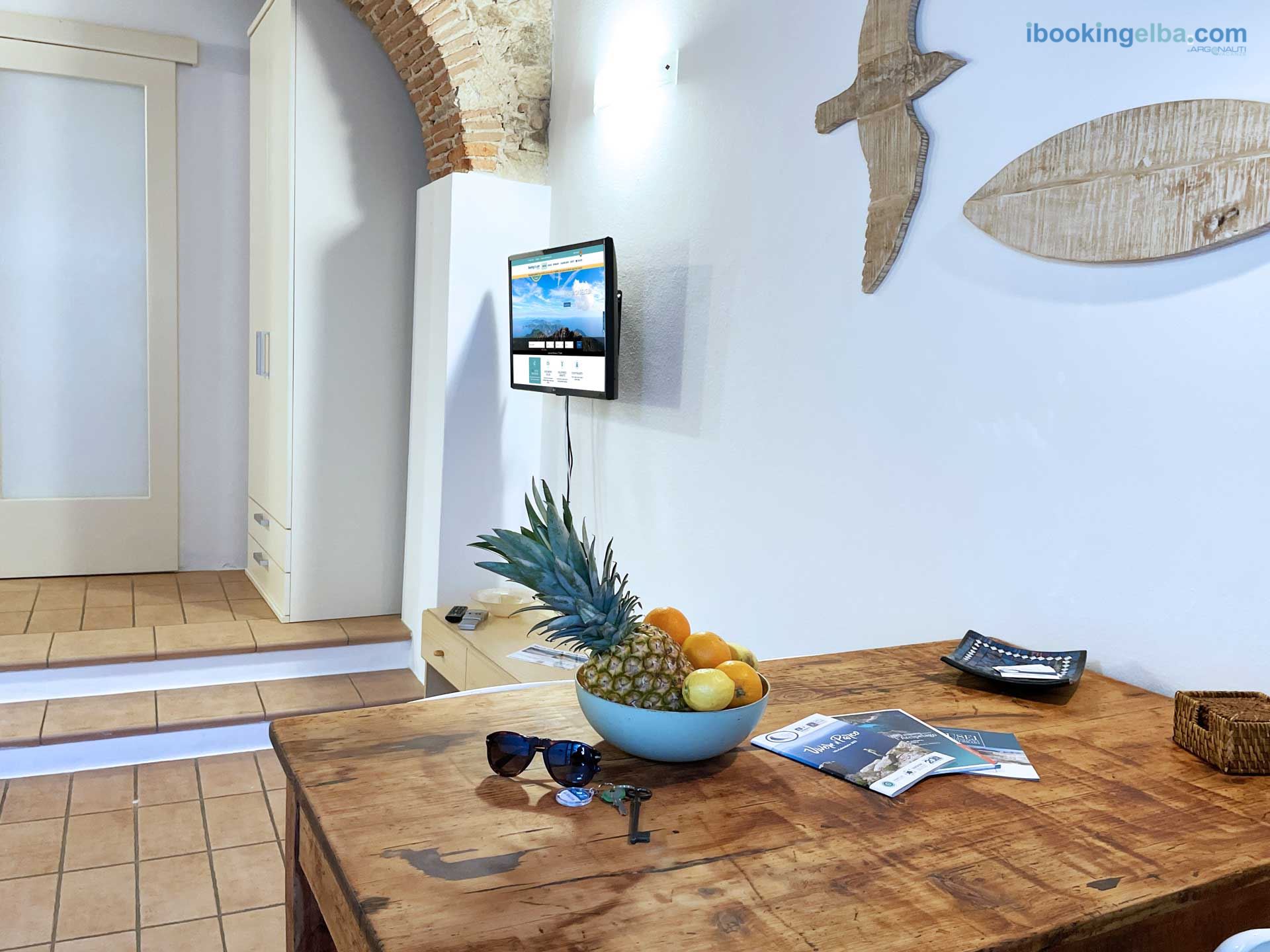 Casa Cotone - Particolare del Soggiorno con Divano letto, Tv, Angolo Cottura