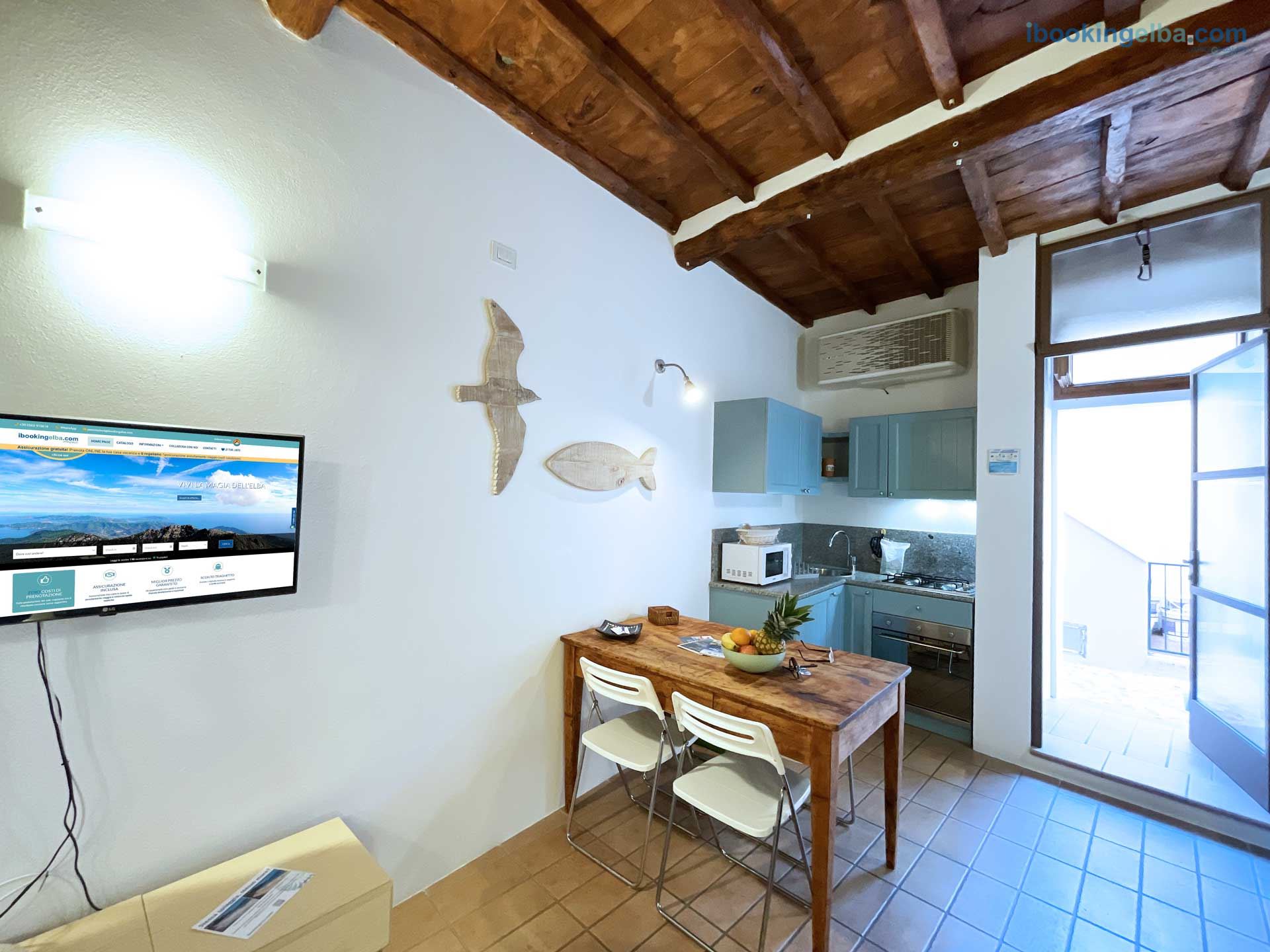 Casa Cotone - Particolare del Soggiorno con Divano letto, Tv, Angolo Cottura