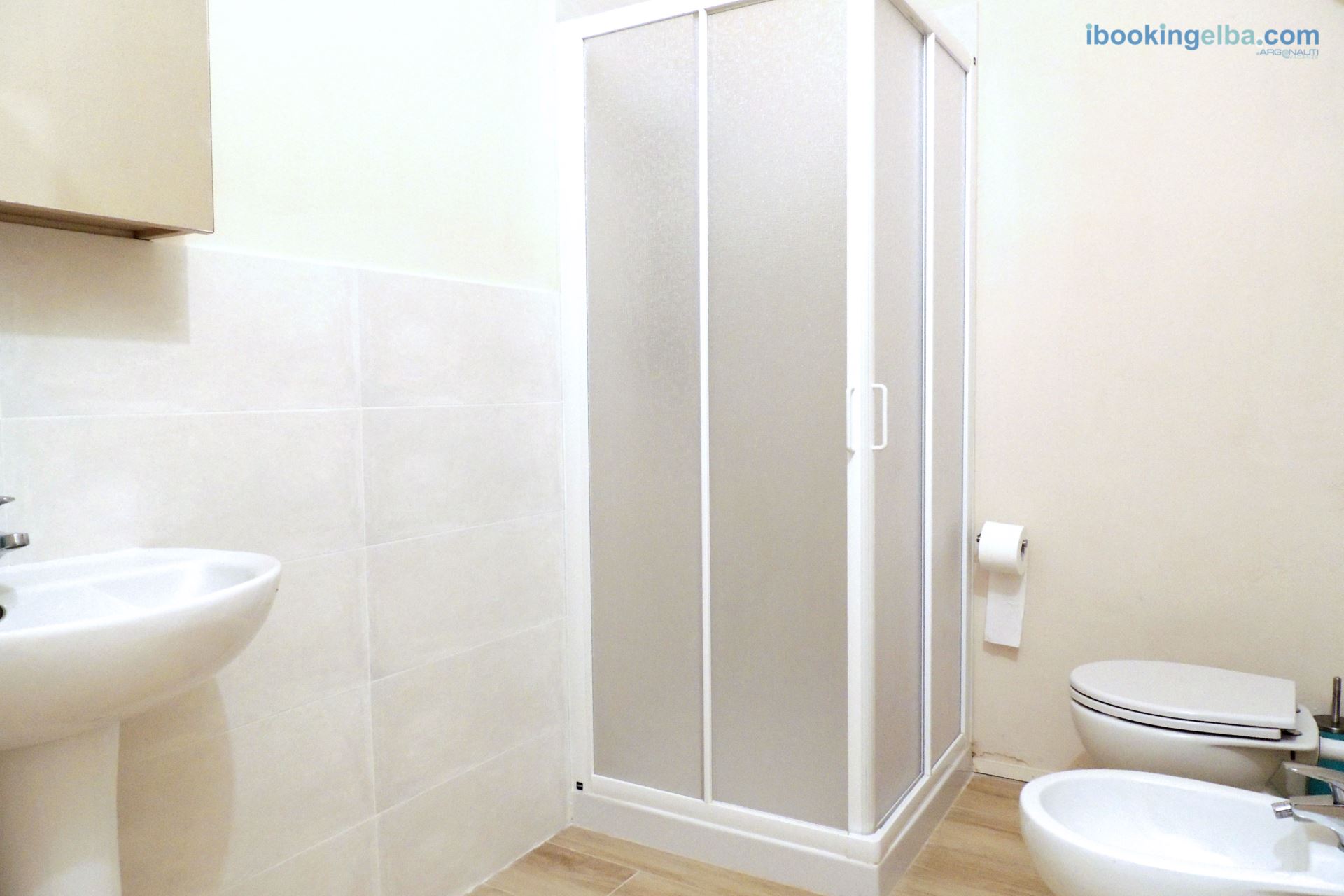 Il Sogno Azzurro - Bagno con box doccia e areatore (nessuna finestra)