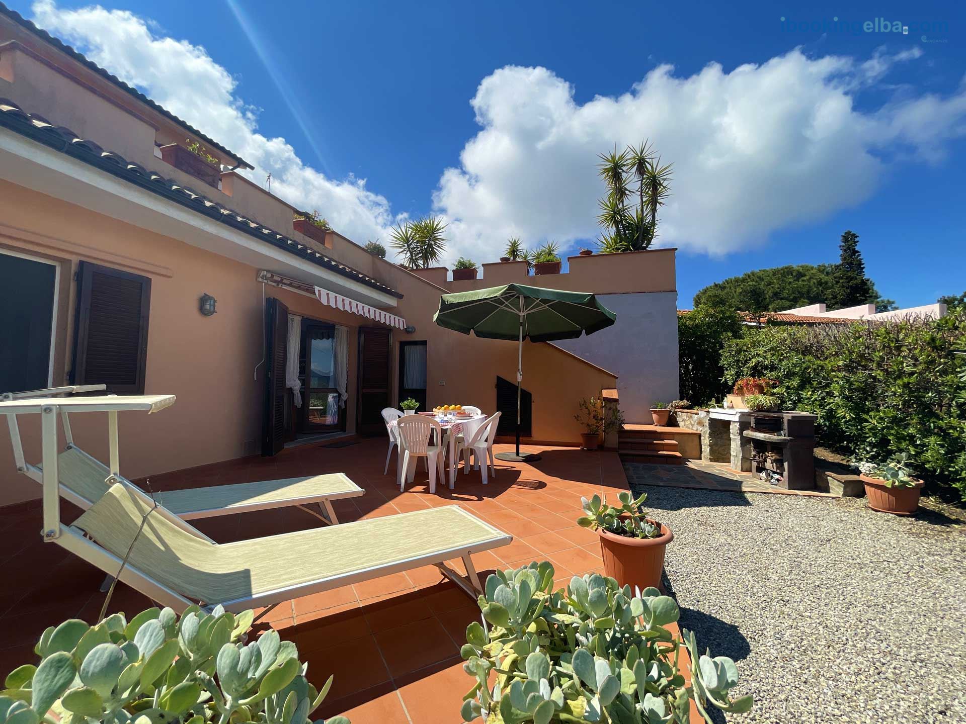 Casa Capo Perla - Piatio con Sdraio, Tavolo e Ombrellone