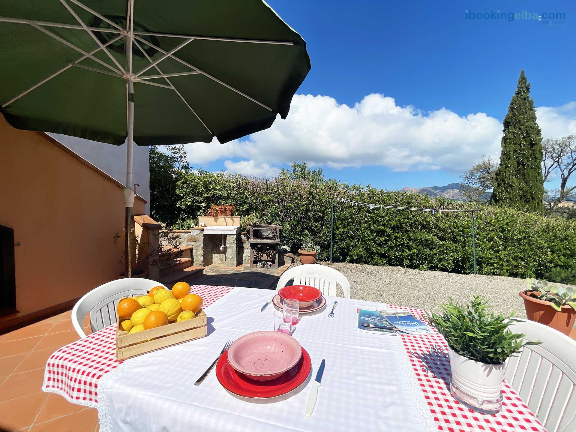 Casa Capo Perla - Patio con tavolini e ombrellone