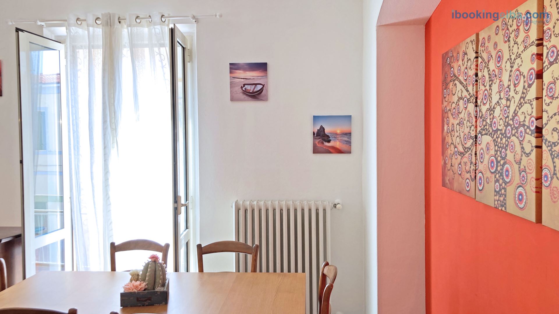 Sala con tavolo da pranzo e balcone lato Carpani