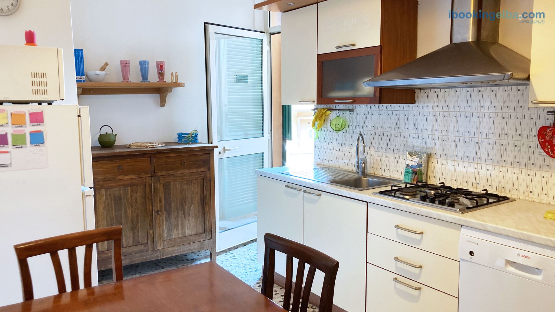 Cucina con tavolo da pranzo