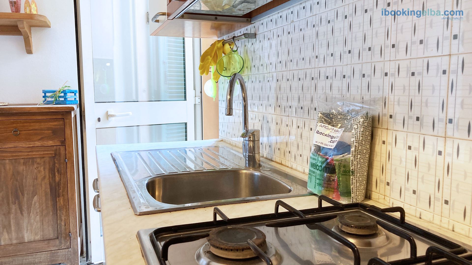 Cucina con angolo cottura e balcone