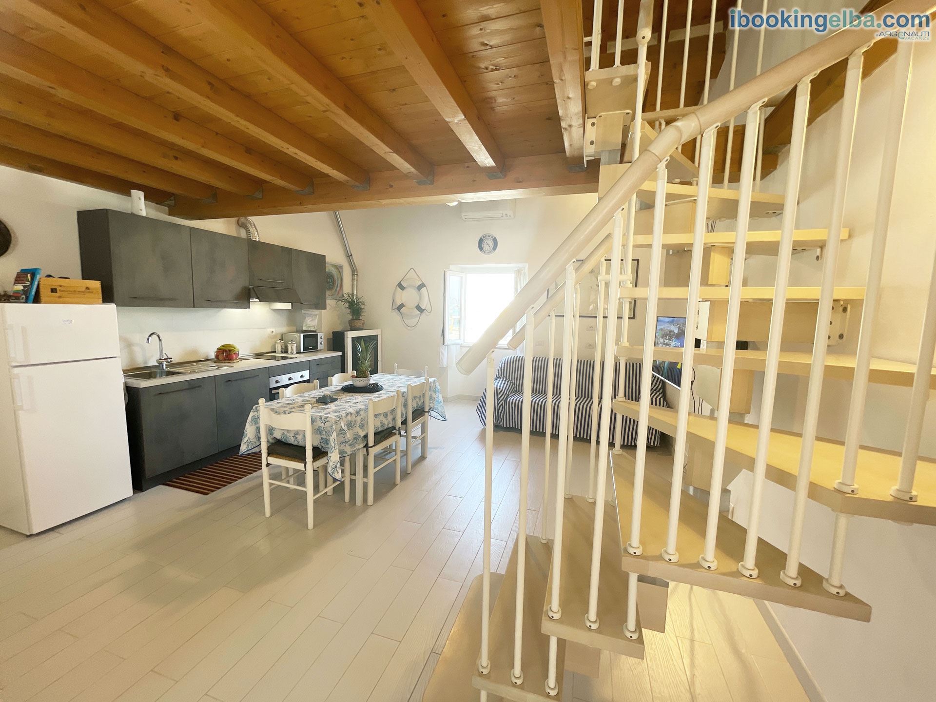 Casa Lo Chef - Soggiorno con accesso al Soppalco