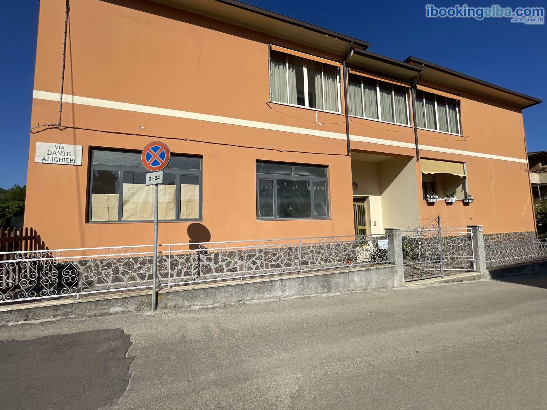 Casa Chiara - Facciata  e ingresso nell'edificio