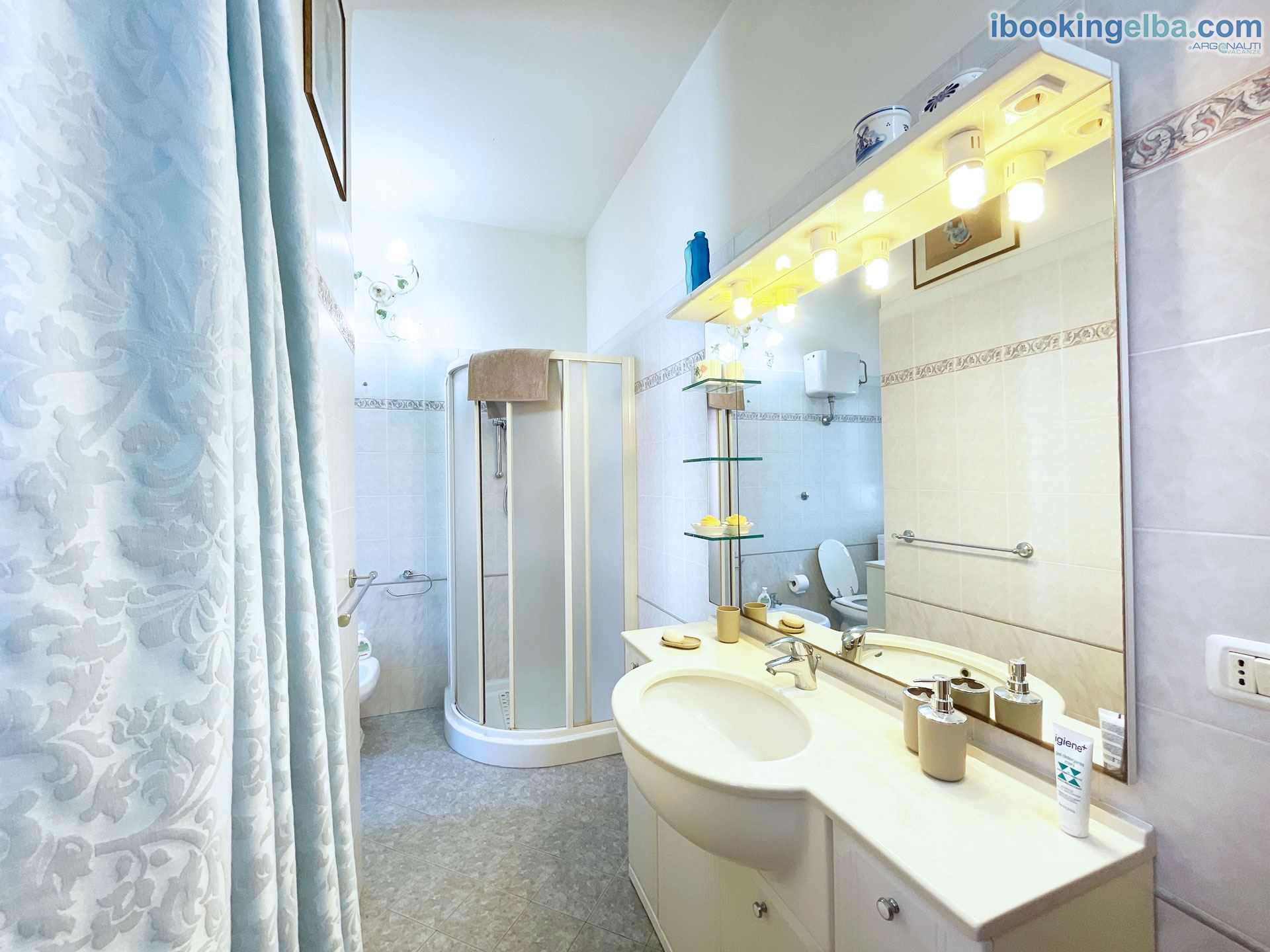 Casa Chiara - Particolare bagno con box doccia