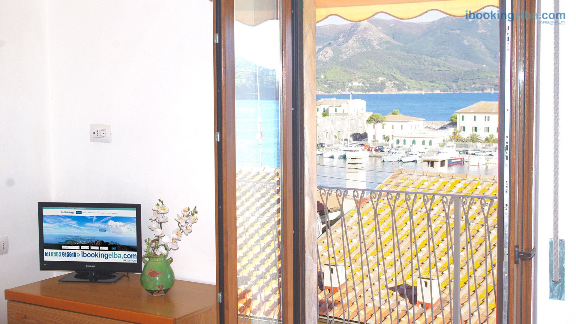 Camera matrimoniale con balcone vista mare