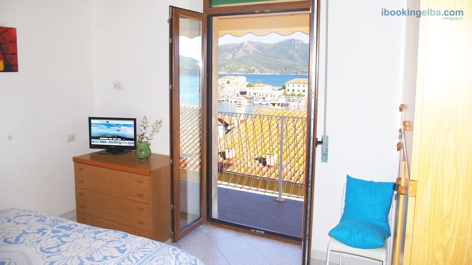 Camera matrimoniale con balcone vista mare