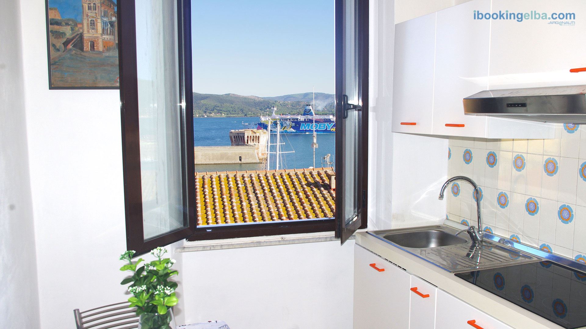 Cucina con finestra vista mare