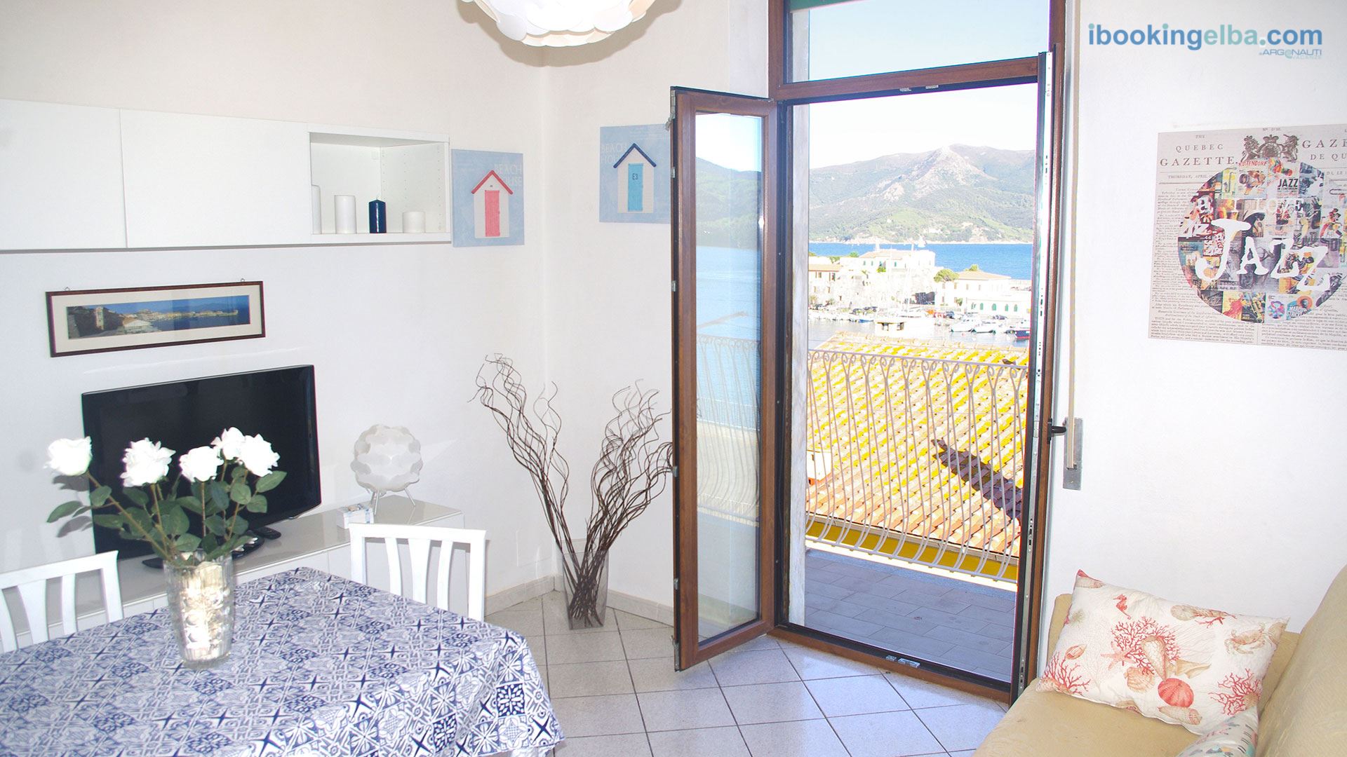 Soggiorno con balcone vista mare