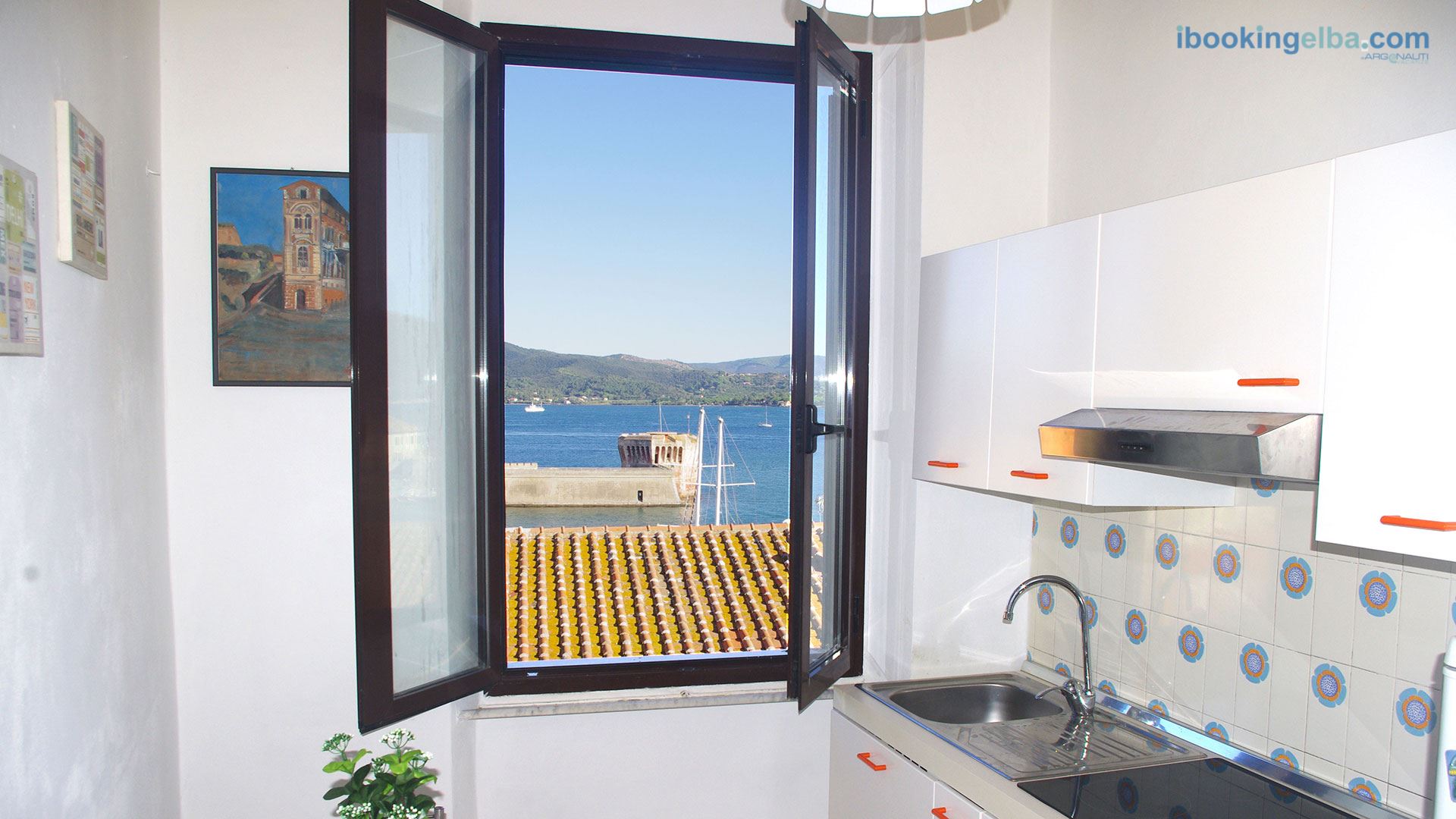 Cucina con finestra vista mare