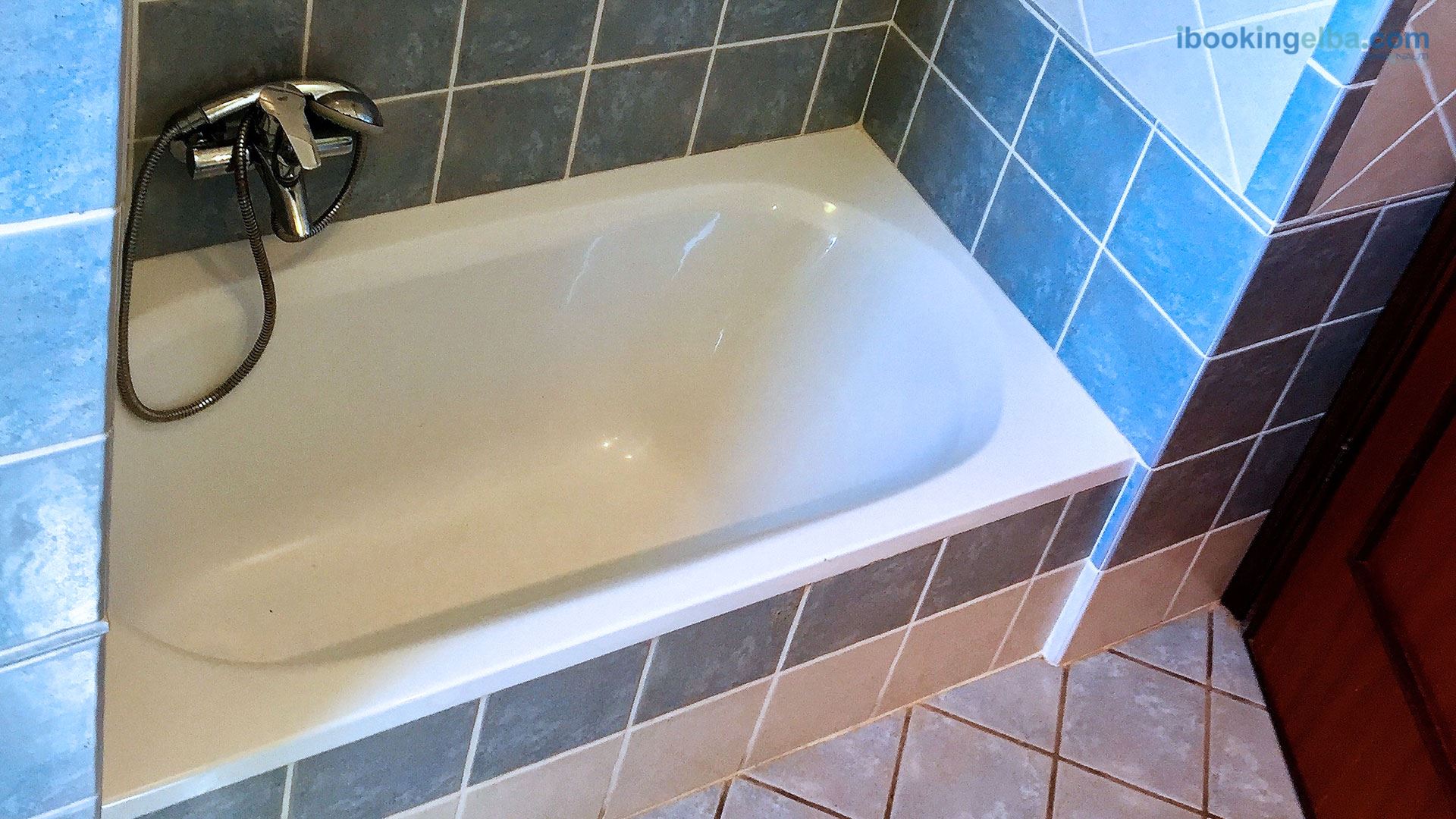 Casa Deni - Bagno con Vasca e Box Doccia