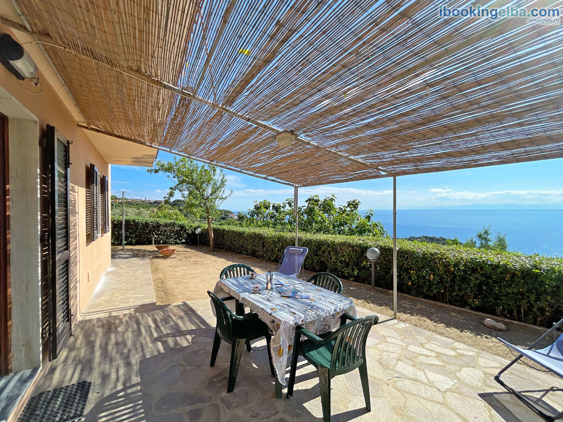 Casa Deni - Trilocale - Patio attrezzato con tavolino e sedie