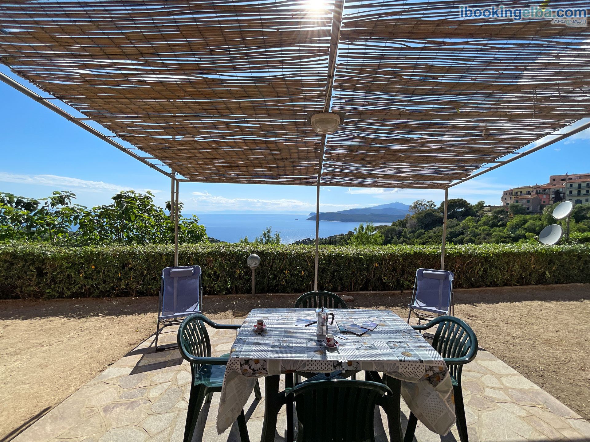 Casa Deni - Trilocale - Patio attrezzato con tavolino e sedie