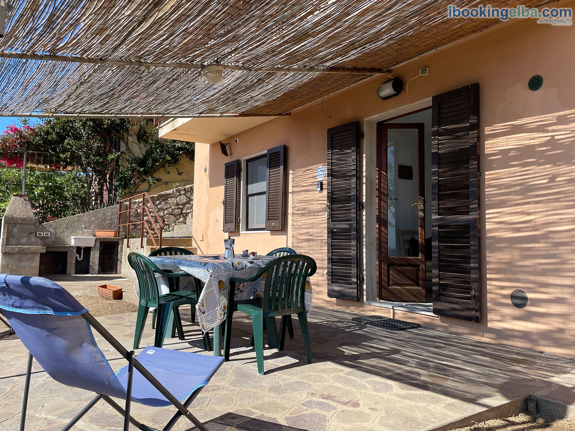 Casa Deni - Trilocale - Patio attrezzato con tavolino e sedie