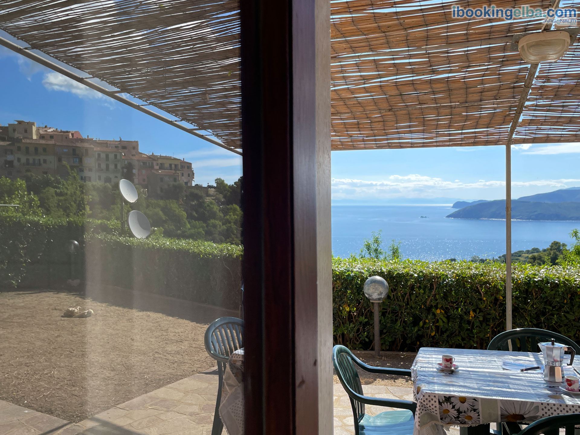 Casa Deni - Trilocale - Vista dalla porta a vetri d'ingresso