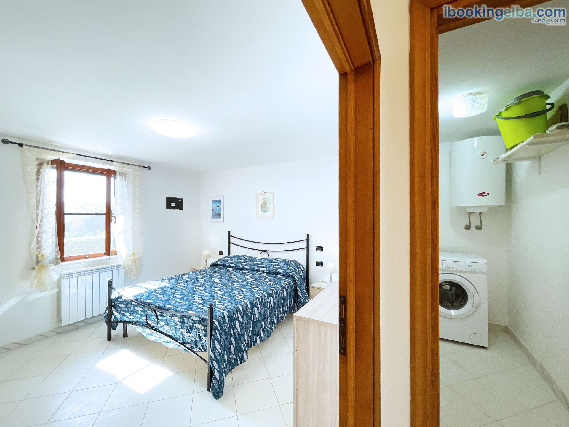 Casa Deni - Trilocale - Vista della camera matrimoniale e del locale lavanderia dal corridoio