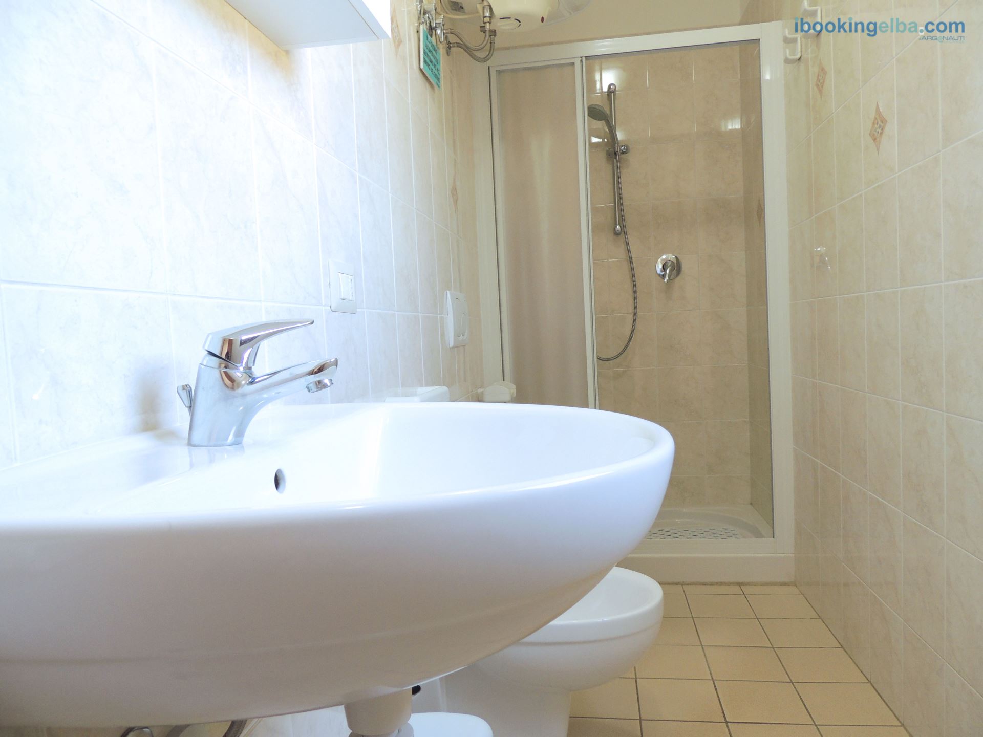 CASA EMY - BAGNO CON BOX DOCCIA
