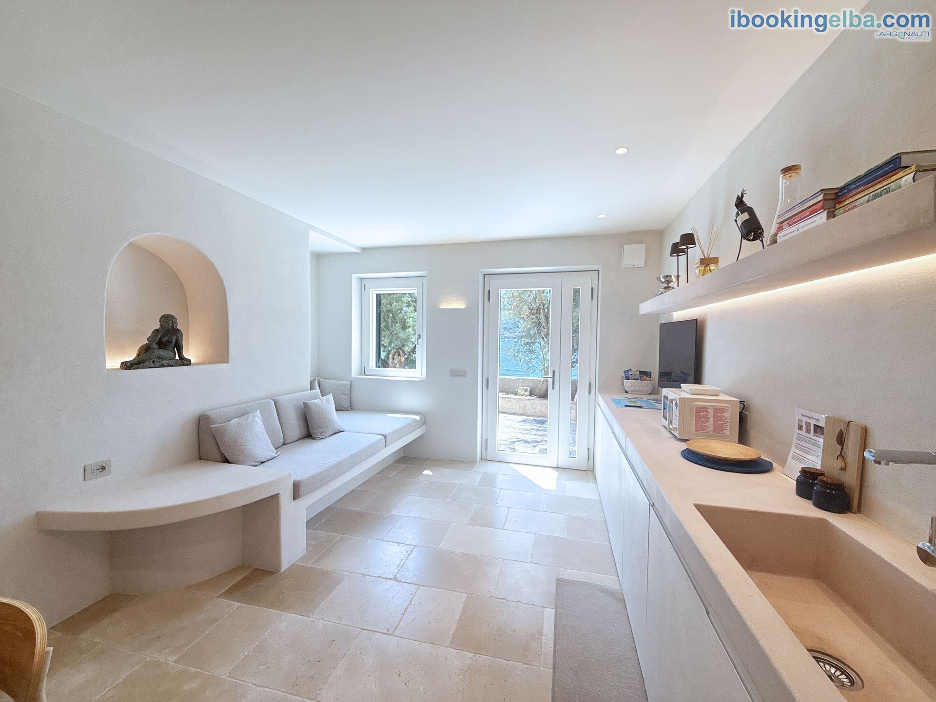 Casa Capo Enfola - Soggiorno con zon angolo cottura,  e zona relax vista marona TV e zona relax vista mare