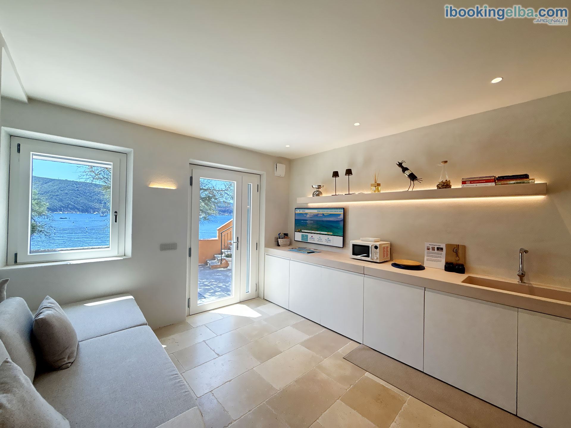 Casa Capo Enfola - Soggiorno con zona TV e zona relax vista mare