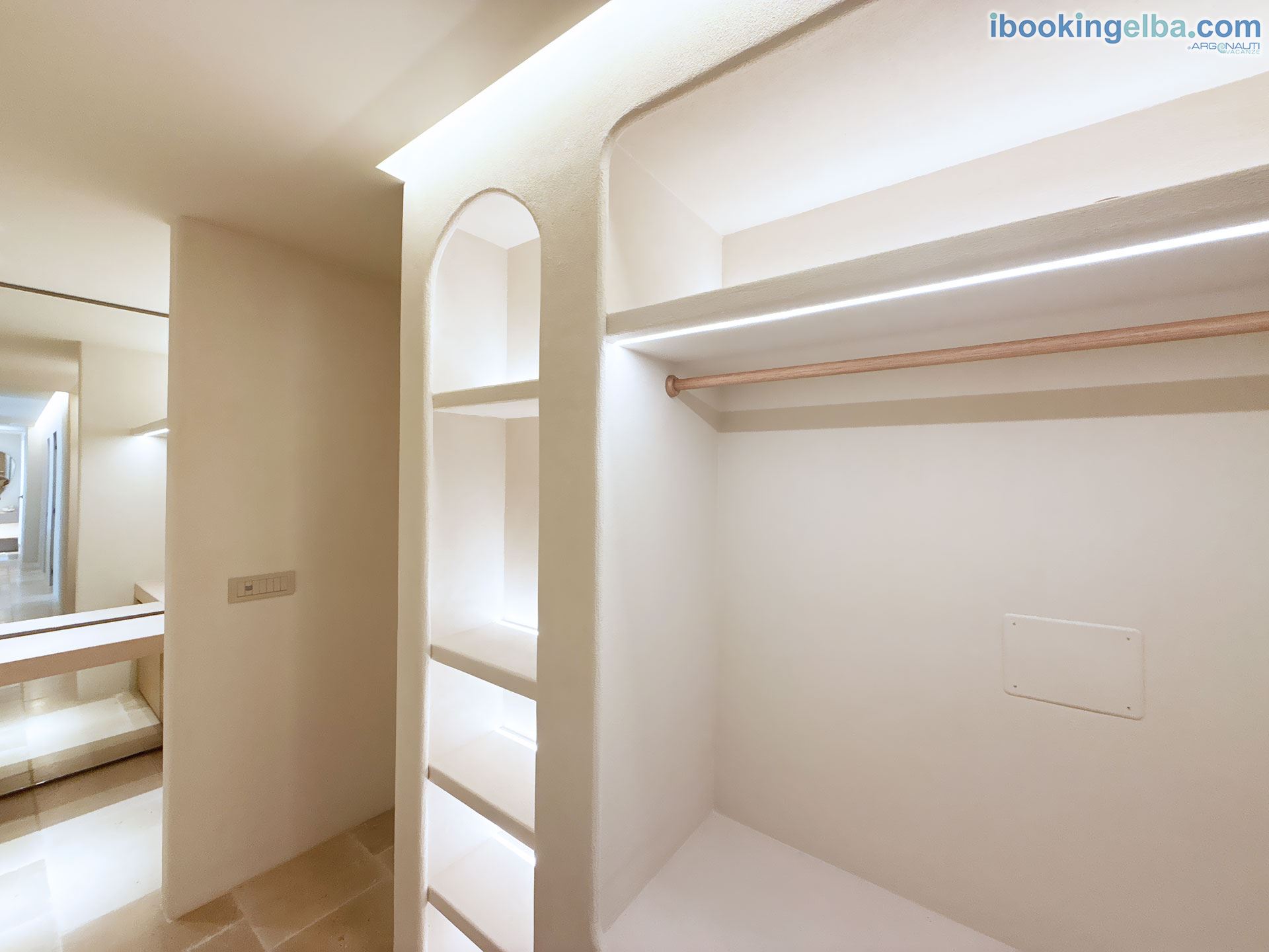 Casa Capo Enfola - Zona lavoro vista dal corridoio