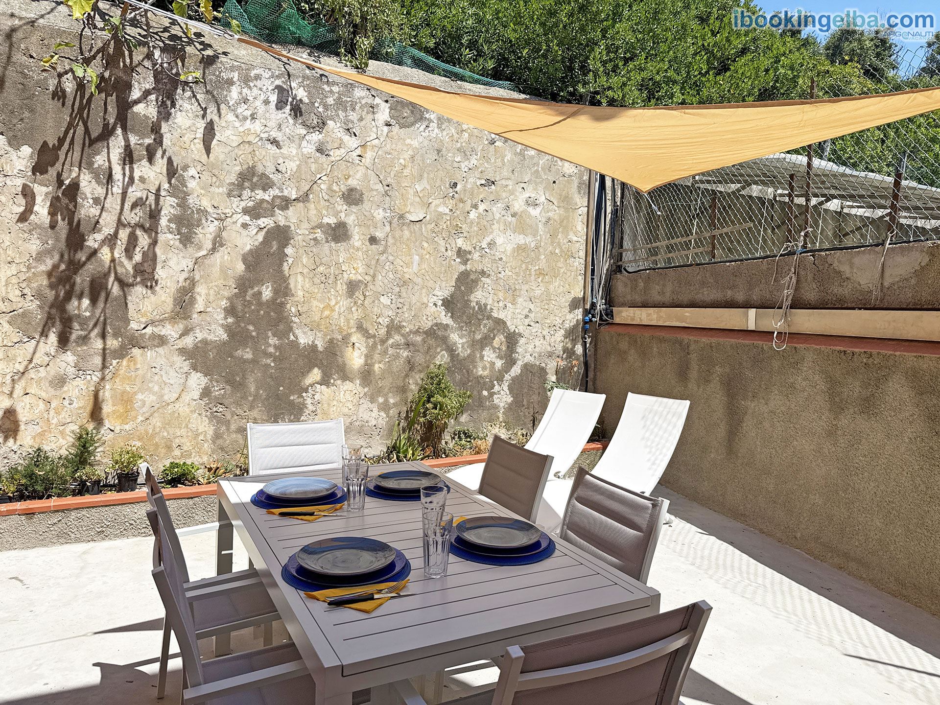 Casa Capo Enfola - Chiostra attrezzata con tavolino sedie e sdraio