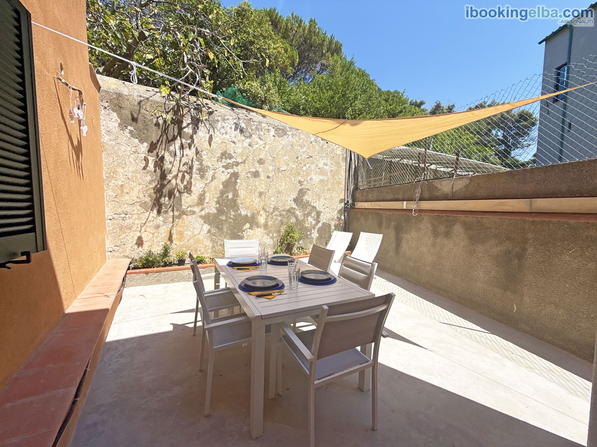 Casa Capo Enfola - Chiostra attrezzata con tavolino sedie e sdraio