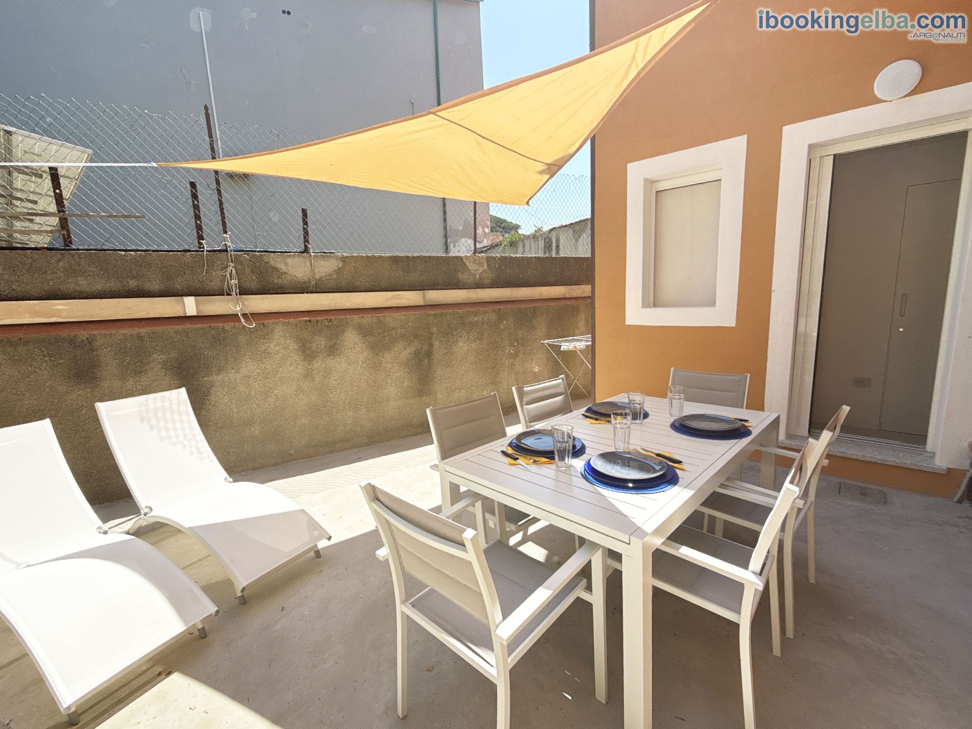 Casa Capo Enfola - Chiostra attrezzata con tavolino sedie e sdraio
