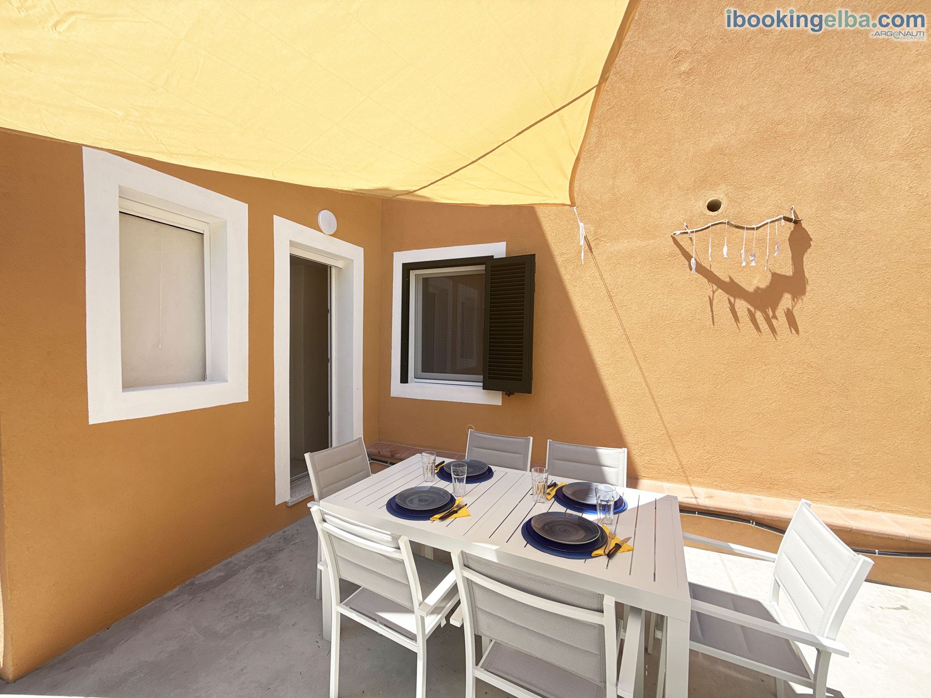 Casa Capo Enfola - Chiostra attrezzata con tavolino sedie e sdraio