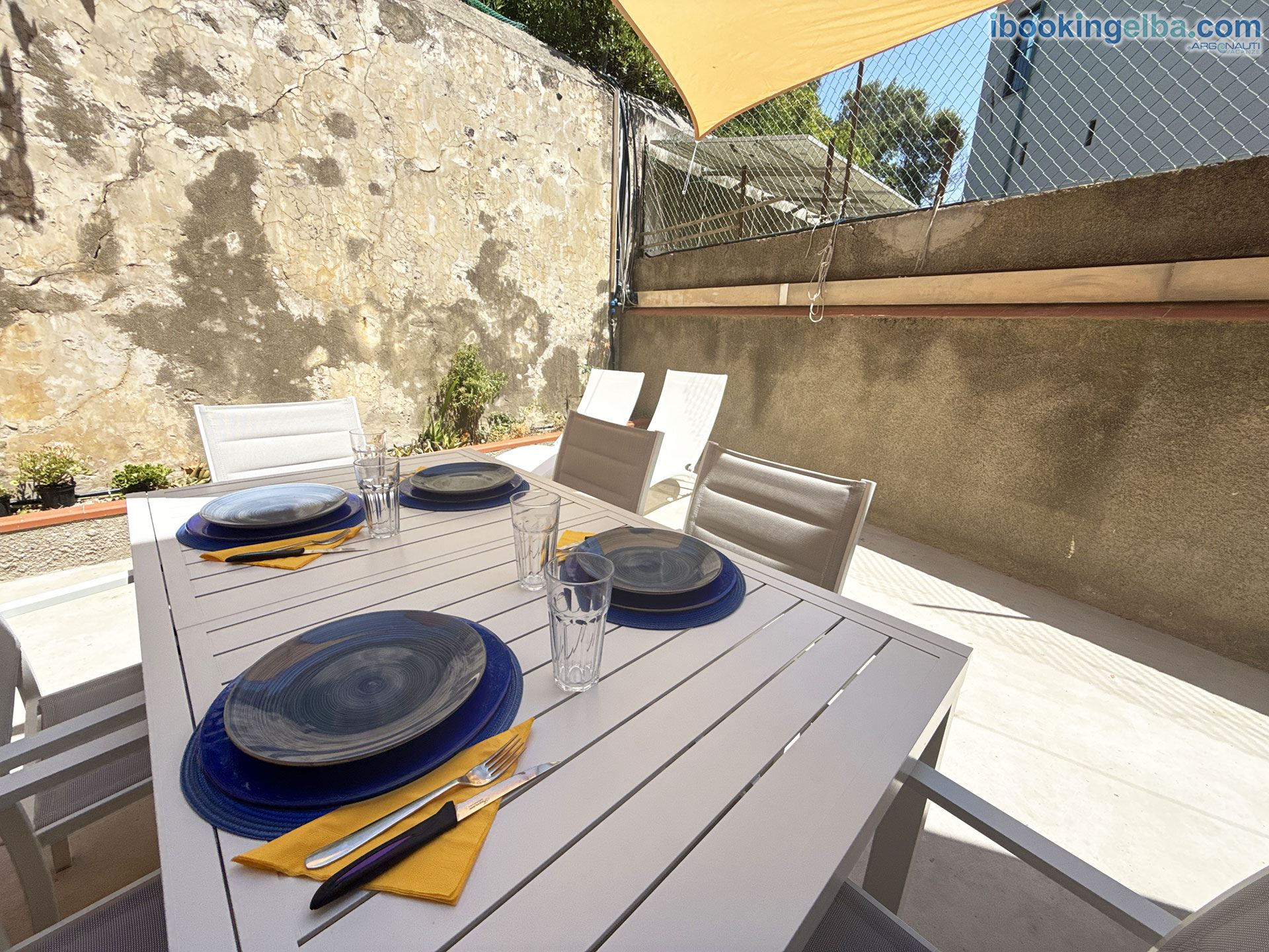 Casa Capo Enfola - Chiostra attrezzata con tavolino sedie e sdraio