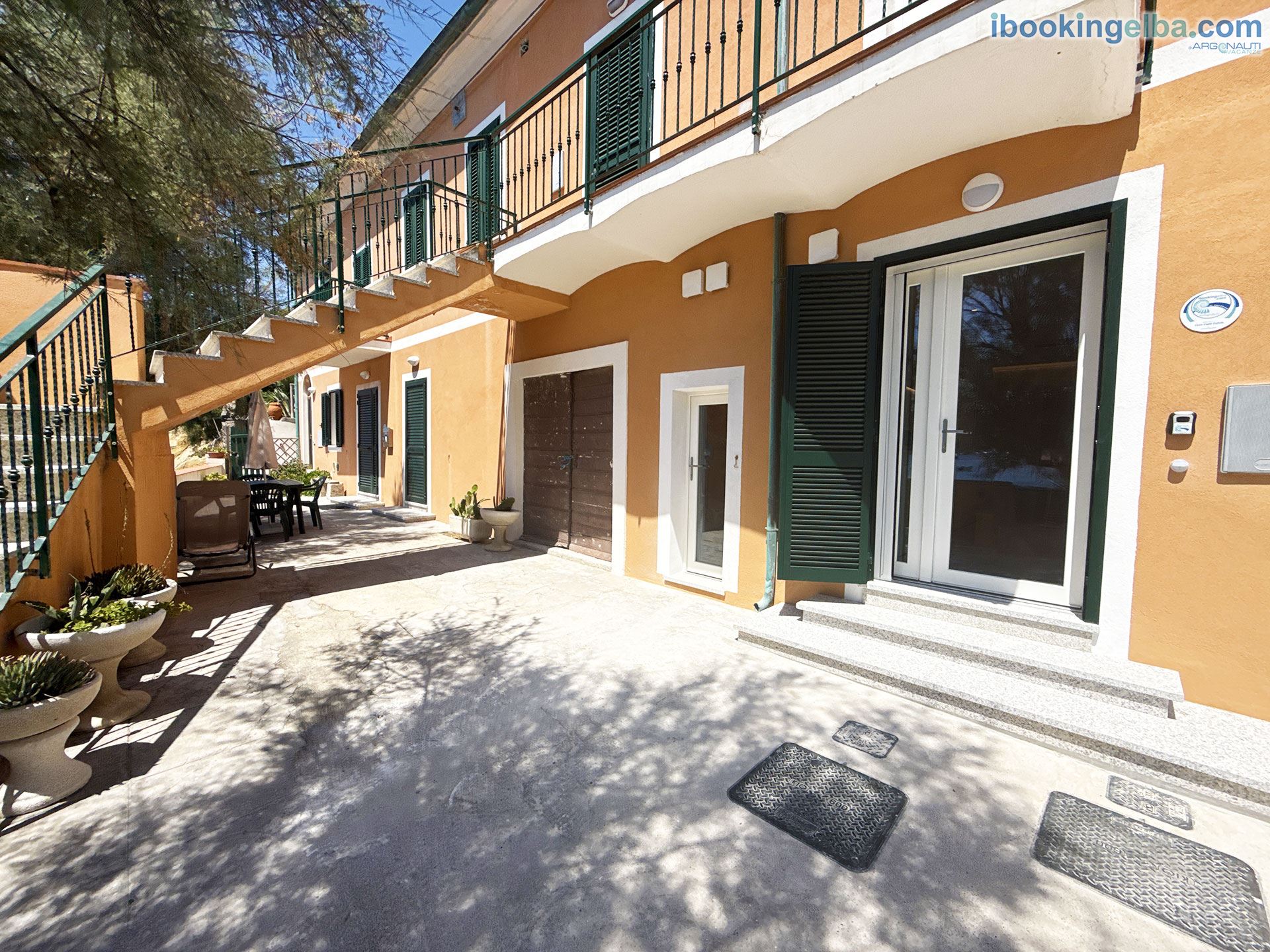 Casa Capo Enfola - Cortile vista mare con tavolinetto e sedie